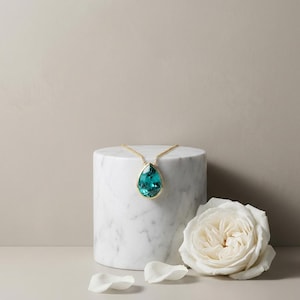 Collar con colgante azul verdoso de cristal de zafiro color verde azulado en forma de lágrima engastado en bisel, colgante azul verdoso de talla pera