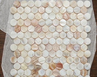 Chaude mosaïque ronde en nacre, dosseret en coquillage monté sur filet, décoration murale ronde élégante