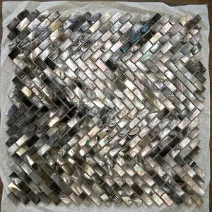 ブラックヘリンボーン マザーオブパールモザイク、メッシュマウントダークシェルバックスプラッシュタイル、虹色の壁装飾