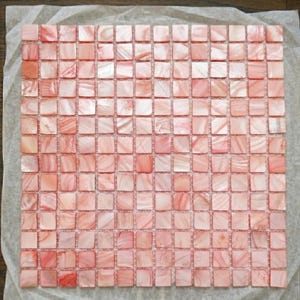ピンクの正方形の真珠貝モザイク、メッシュマウントの貝殻バックスプラッシュタイル、淡いピンク色の壁飾り