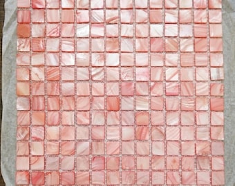ピンクの正方形の真珠貝モザイク、メッシュマウントの貝殻バックスプラッシュタイル、淡いピンク色の壁飾り