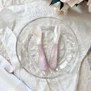 Cubiertos de postre de nácar rosa, cuchara para caviar de concha natural, tenedor para fruta de tabla de embutidos