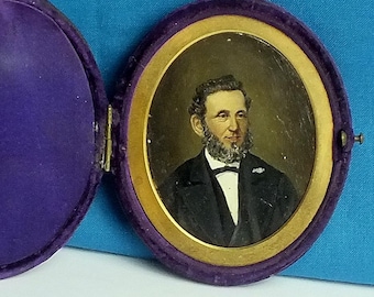 Antiek portretminiatuur van een bebaarde heer in hoes - olieverf op glas