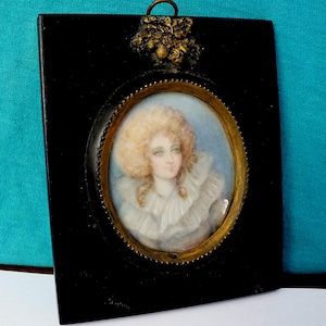 Antiek portretminiatuur van een vrouw in uitgebreide jurk in zwart rechthoekig hangend lijst