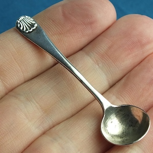 Vintage Solid Silver Shell Design Handle Condiment / Salt Spoon - Birmingham 1962 - Turner & Simpson