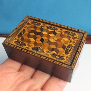 Antique 19thC Tunbridge Ware Hinged Lid Trinket Box With Inlaid Perspective Cube / Tumbling Blocks