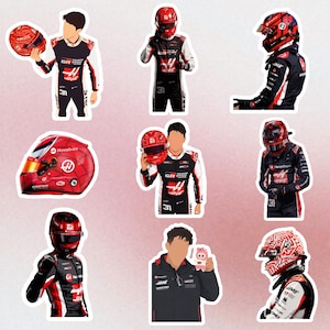 Op de afbeelding: Een verzameling stickers met een autocoureur in een zwart, wit en rood racepak en helm. De stickers tonen de coureur in verschillende poses, met de helm in de hand of op het hoofd. De helmdesigns variëren.