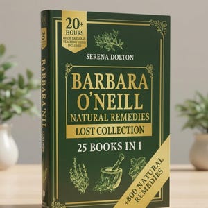 Puede incluir: Una taza de cerámica blanca con un diseño floral colorido. La taza tiene un asa y un borde ancho. Las flores son en tonos de rosa, morado y amarillo. La taza es probablemente para bebidas calientes.