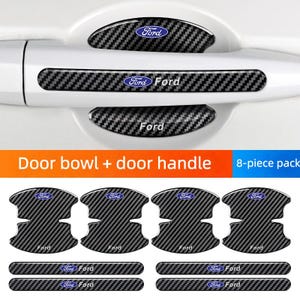 Puede incluir: Un juego de protectores de manija y cuenco de puerta con textura de fibra de carbono negra para un vehículo Ford. Los protectores tienen el logotipo de Ford en azul y blanco. La imagen muestra los protectores instalados en una puerta de coche blanca y el juego completo de 8 piezas.