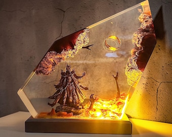 Lampada in resina Dark Lord, diorama fantasy con lava, lampada ad anello diorama, arte dell'anello mitologico, base in legno, decorazione per la casa, regalo per lui, regalo geek unico