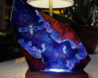Lampada notturna a forma di astronauta, satellite e galassia, realizzata in resina epossidica e legno con telecomando USB, regalo unico per gli amanti della scienza, arte dell'universo, regalo per la festa del papà.