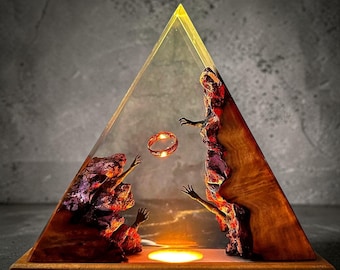 Lampada ad anello diorama, lampada in resina Dark Lord, diorama fantasy con lava, arte dell'anello mitologico, base in legno, decorazione per la casa, regalo per lui, regalo geek unico