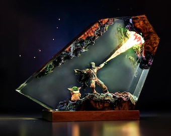 Regalo per la festa del papà, lampada notturna guerriero fantascientifico, lampada a LED da battaglia galattica, diorama in legno e resina epossidica realizzato a mano, regalo unico per la decorazione della scrivania