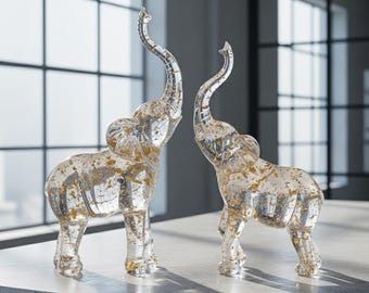 Set di due sculture di elefanti, set di statuette di elefanti moderne in resina trasparente, statuette con scaglie d'oro, decorazioni da tavolo per l'inaugurazione della casa.