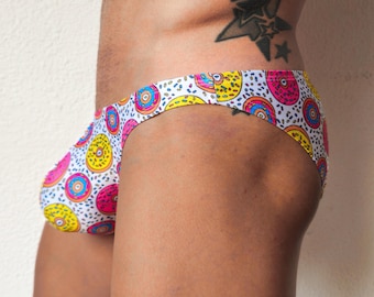 Donut-Bikinihose – Sexy weiße Badebekleidung mit buntem Donut-Print – Hüftig geschnittene Bikinihose für schwule Männer – Strand- und Festival-Look – Handgefertigt