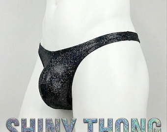 Glänzender schwarzer Herren-Tanga – Sexy Unterwäsche für schwule Männer – Funkelnder Hüft-Tanga – Clubwear-Dessous für Herren – Gewagt & Freizügig