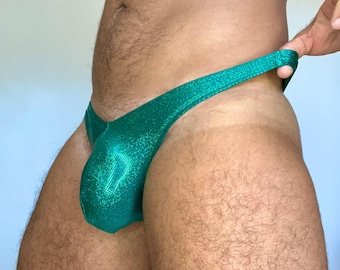 Glänzender grüner Herren-Tanga – Sexy Unterwäsche für schwule Männer – Glitzernder Hüft-Tanga – Clubwear-Dessous für Herren – Aufreizend & Verführerisch – Push-up-Bade-Tanga