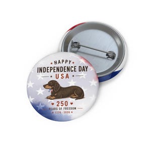 Könnte beinhalten: Ein runder Button mit patriotischem Thema. Der Button zeigt eine Dackel-Hunde-Illustration, den Text "Happy Independence Day USA" und die Zahl "250" mit den Jahren "1776-2026". Der Button hat eine Metallnadelrückseite und einen rot-weiß-blauen Rand.
