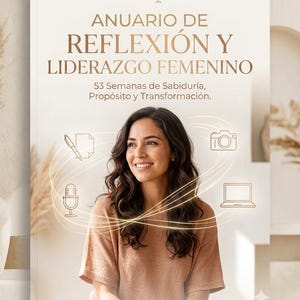 Puede incluir: Una portada de libro titulada ANUARIO DE REFLEXIÓN Y LIDERAZGO FEMENINO, 53 Semanas de Sabiduría, Propósito y Transformación. Muestra a una persona sonriente con cabello largo y oscuro, rodeada de iconos dorados de un bolígrafo, cámara, micrófono y portátil.