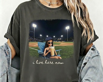 Retro Jag bor här nu-tröja, rolig basebollflicka-t-shirt, rolig docka-bollplan-mörk skjorta, baseboll Barbie-tröja, matchdag-tröja, mamma-tröja