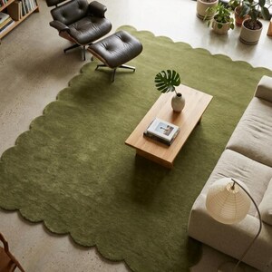 Wollen tapijt met geschulpte rand, mosgroen golvend tapijt met rand, handgetuft coquilletapijt, groot olijfgroen tapijt, modern woonkamertapijt,