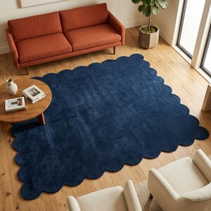 Marineblauw vloerkleed met geschulpte rand | Handgetuft wollen vloerkleed | Onregelmatig modern vloerkleed | Minimalistisch woonkamertapijt | Zacht pluche op maat gemaakt vloerkleed