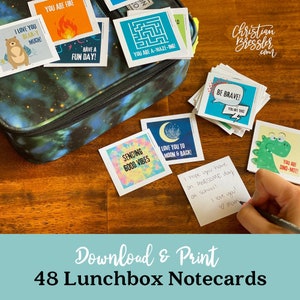 Può includere: Un set di 48 biglietti da pranzo stampabili con vari disegni e messaggi. Le carte presentano illustrazioni colorate e messaggi positivi come "You are fire", "Have a fun day!" e "I love you to the moon & back!"