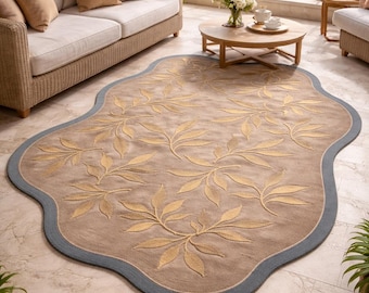 Alfombra de área con estampado floral de hojas en color beige y dorado, alfombra de felpa de forma irregular.