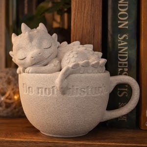 Tazza decorativa con drago, graziosa statuetta di drago in una tazza, accogliente decorazione per la lettura, oggetto fantasy, regalo per amanti dei libri, stampa 3D