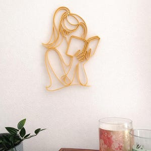 Décoration murale lectrice dorée – Art mural minimaliste en impression 3D – Déco bibliothèque moderne – Cadeau passionnée de lecture