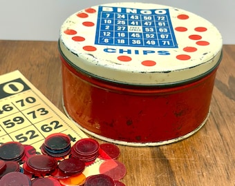Lata vintage para fichas de bingo de Valerie Sweets - Cedar Grove, NJ -/ Decoración shabby chic para sala de juegos - Llena de marcadores de bingo transparentes