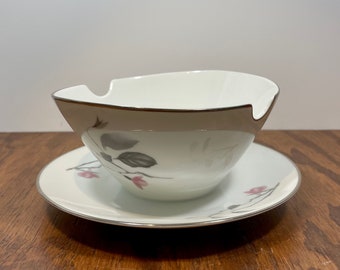 Saucière en coing japonais rosenthal avec soucoupe attachée moderne du milieu du siècle fabriquée en Allemagne gris rose argenté floral