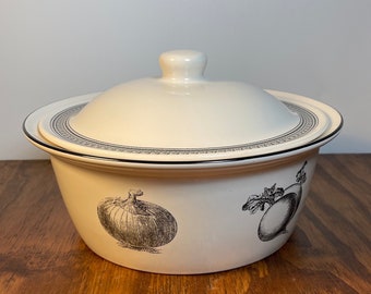 Pfaltzgraff Farmers Market Covered Casserole Dish Round 2 Quart  Pat Farrell Black & White Discontinued Pattern 1990s