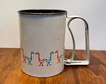 Vintage Androck Metal Flour Sifter – 1970’s Farmhouse Kitchen Decor – Ducks & Geese Design – Squeeze Handle Baking Tool