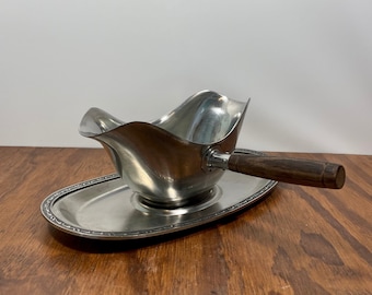 Salsera Oneida de acero inoxidable con mango de madera de teca y platillo, estilo moderno de mediados de siglo, con doble pico, de los años 60.