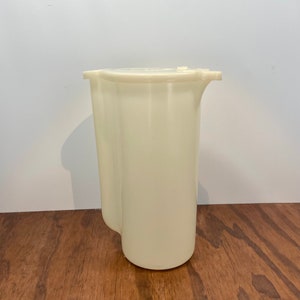 Vintage Tupperware Pitcher – 2 Quart #129 with Flip Top Lid #447 – Circa 1960s – 64 oz – Mid Century Kitchen – Retro Drinkware