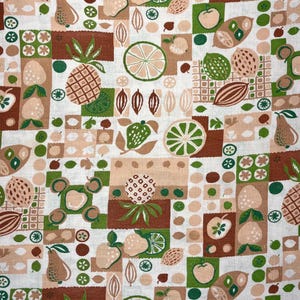 Tessuto per sacchi di mangime vintage anni '40 - Sacco completamente aperto - Stampa di frutta e noci - Verde, marrone e beige - 37,5" x 47" - LEGGERE LE NOTE SULLE CONDIZIONI