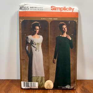 Puede incluir: Un sobre de patrón de costura Simplicity 4055 para vestidos circa 1795-1825. El frente muestra dos variaciones de prendas: un vestido de color claro con mangas cortas abullonadas y una cinta verde, y un vestido largo de color verde oscuro.
