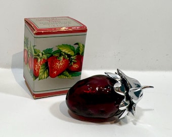 Perfume vintage Avon Strawberry Fair Moonwind – Novo, da década de 1970 – Frasco de vidro vermelho com tampa em formato de folha de prata – Miniatura colecionável de fragrâncias
