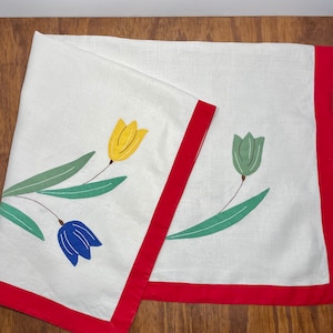 Vintage 1940s Hand Appliqued Tablecloth with Tulips – Embroidered 36&quot; Square Table Topper – Red Border – Spring Decor