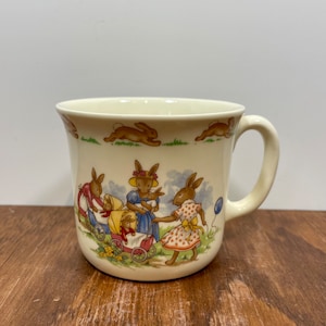Tazza &quot;Bambole che giocano&quot; Royal Doulton Bunnykins - Bone China - Made in England - Regalo per bambina