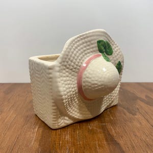 Vaso da fiori vintage a forma di cappello da sole – Ceramica dipinta a mano anni &#39;70 – Base a intreccio – Nastro rosa e foglie verdi