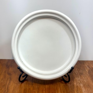 Piatto portaoggetti/portacandele vintage Bennington Potters bianco, stile 1893, fatto a mano in gres del Vermont.