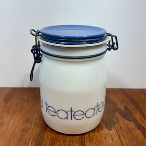 Tarro de té de cristal Wheaton Milk Glass – Bote blanco con tapa azul – Recipiente de almacenamiento de cocina de estilo retro