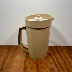 Vintage Tupperware 2 Quart Pitcher – Almond with Push Button Servalier Lid – #800-3 – 64 oz – 1980s Drink Container