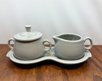 Vintage Fiesta Pearl Gray Cream and Sugar z tacą w kształcie ósemki, kompletna Homer Laughlin China Fiesta HLC