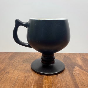 Tazza da caffè Vintage Hall Diner 2274 – Stile piedistallo di metà secolo – Esterno nero opaco, interno bianco lucido