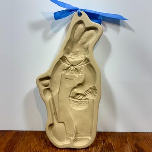 Vintage Farmer Kaninchen Mold braune Tasche Cookie Art von Hill Designs Steinzeug 1990er Jahre Osterhase Gärtner