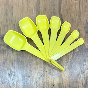 Vintage Tupperware Measuring Spoons – Yellow 1970s Set of 7 – Made in USA – Retro Kitchen Camping Gift