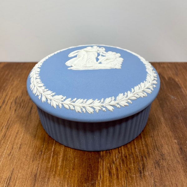 Boîte à bijoux en Jasperware Wedgwood Boîte à bijoux avec couvercle Lavande bleu clair et blanc Fabriquée en Angleterre